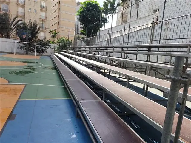 Arquibancada montada em quadra poliesportiva