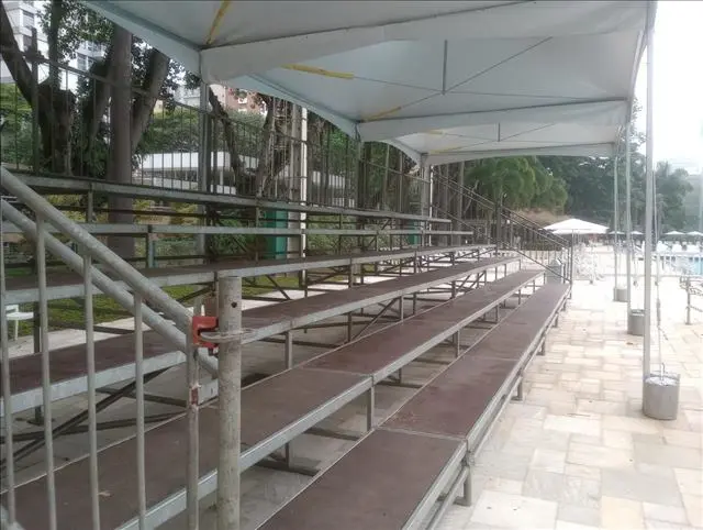 Arquibancada coberta por tenda, com acesso por rampa