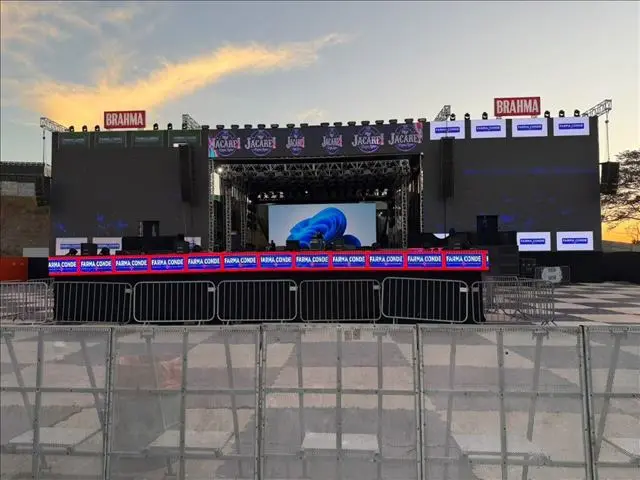 Palco de grande porte montado para show, com treliças e telas de LED