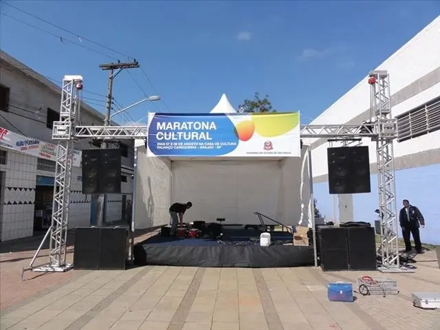 Palco compacto montado para evento cultural de rua
