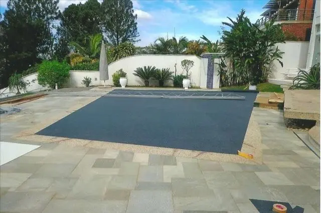 Piso tablado instalado sobre área de piscina