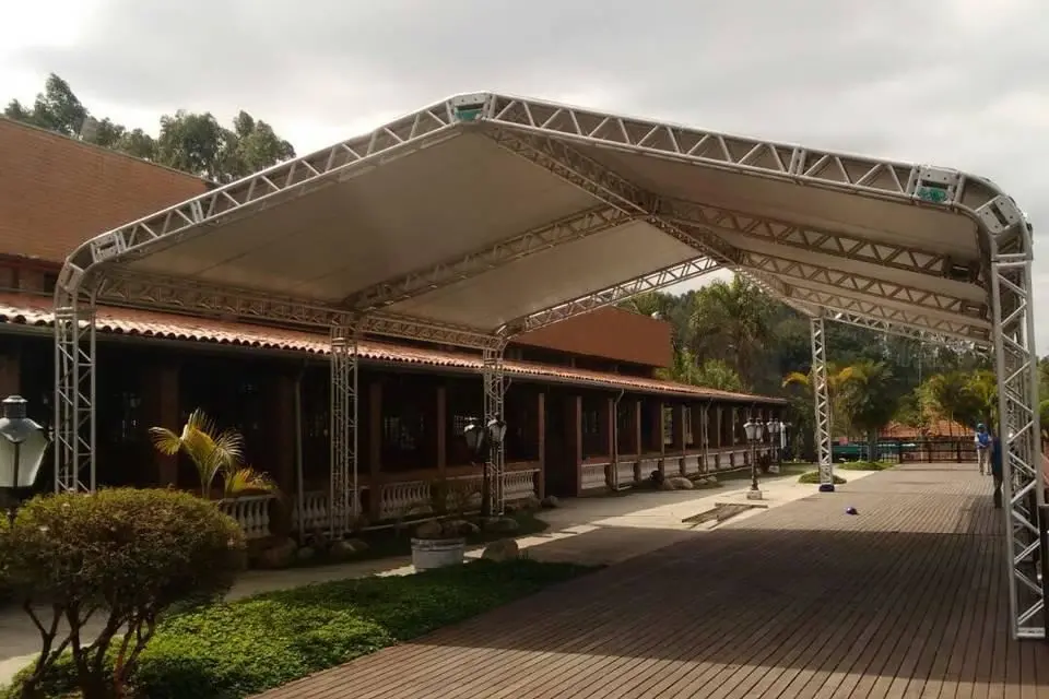 Cobertura ampla montada sobre varanda de casarão em evento institucional