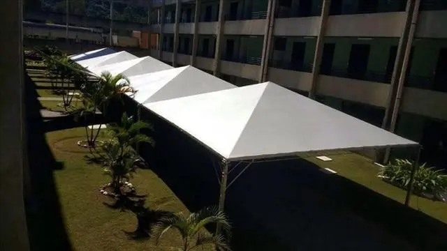 Tenda piramidal branca de grande porte montada ao ar livre