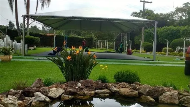 Tenda montada em jardim com paisagismo